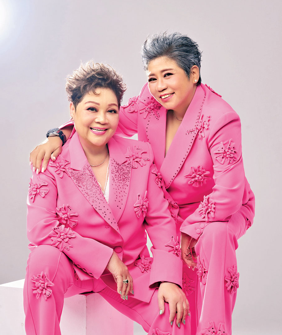 ●肥媽（左）與黑妹拍攝百變造型海報。