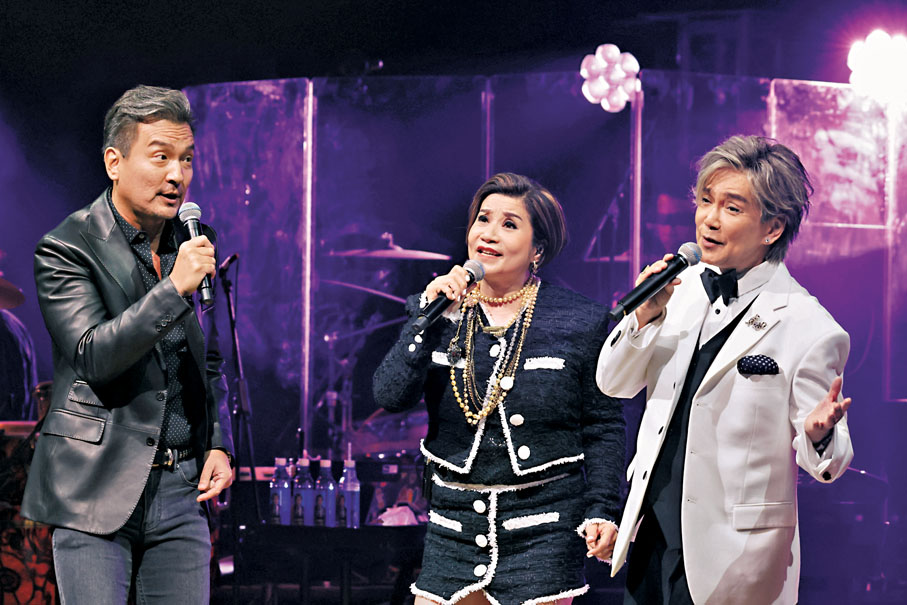 ●右起：賈思樂、韋綺姍和黃子雄合唱。