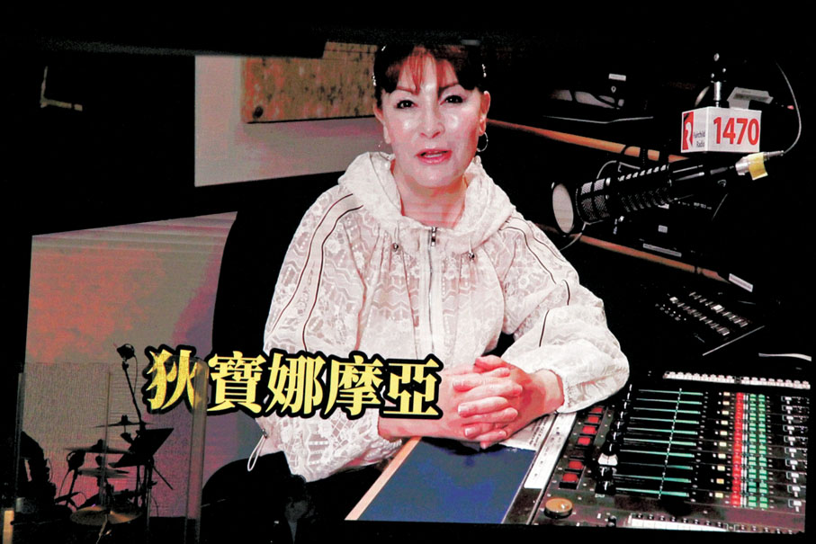 ●狄寶娜摩亞拍片祝賀。