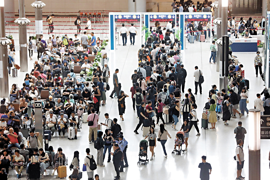●西九高鐵站人頭湧湧，大量旅客攜行李箱有序在閘口等候。