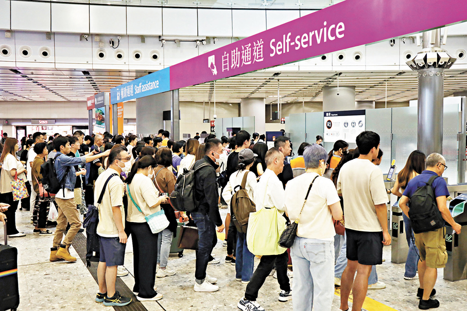 ●西九高鐵站各個閘口迫滿了出行市民及旅客。