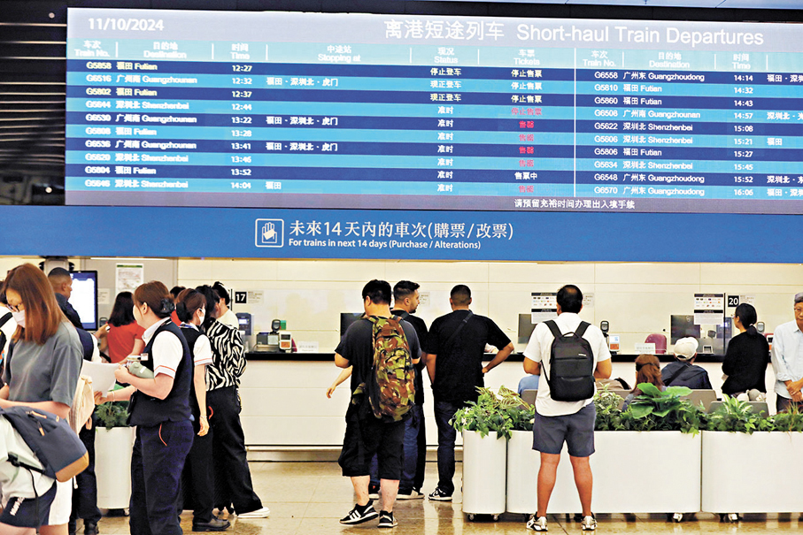 ●不少市民和旅客到購票櫃位查詢車次狀況。