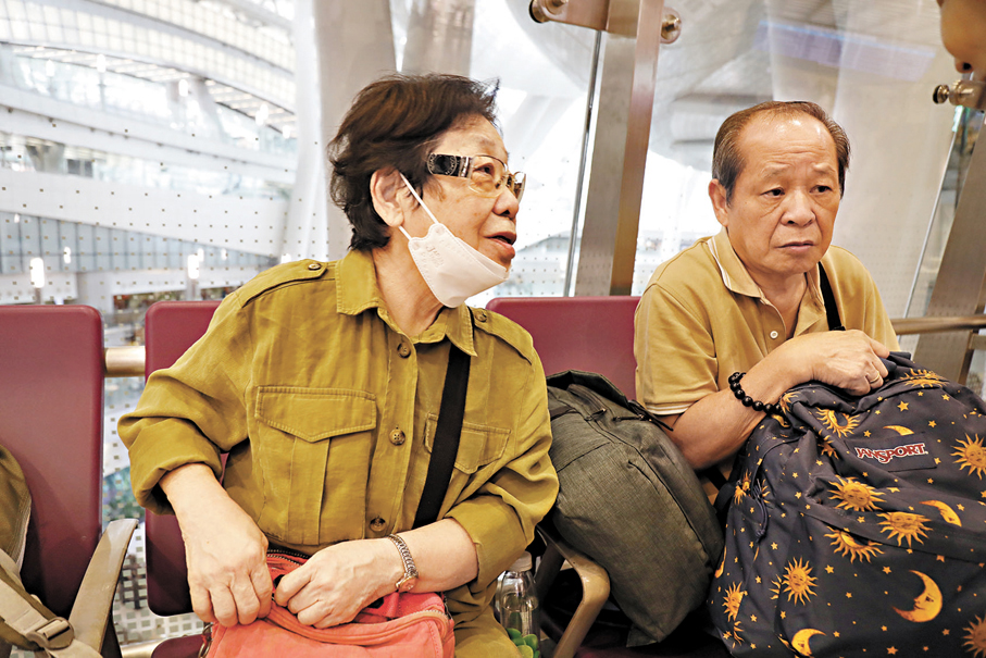 ●市民郭先生（右）與親友一行前往潮汕探親。