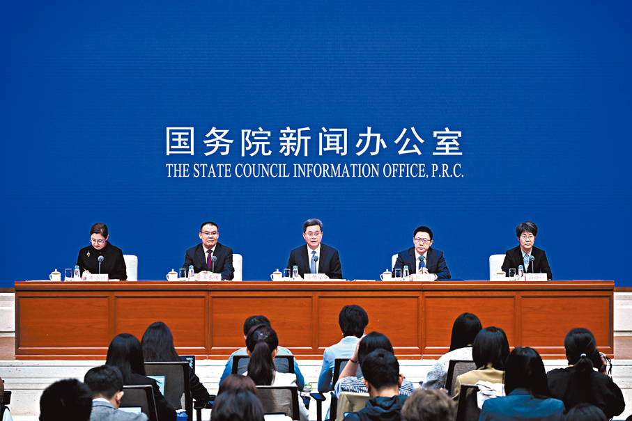 ●12日，財政部部長藍佛安、財政部副部長廖岷、財政部副部長王東偉、財政部副部長郭婷婷介紹「加大財政政策逆周期調節力度、推動經濟高質量發展」有關情況，並答記者問。     新華社