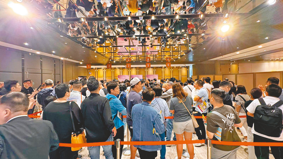 ●新盤銷情持續火熱，啟德「天璽·天」昨進行次輪銷售238伙，售樓處現場人頭湧湧，大排長龍。