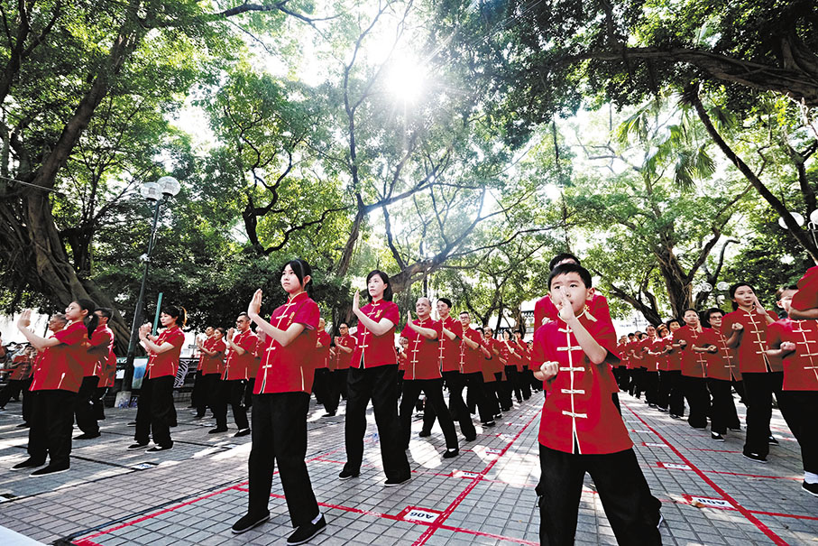 ●共290位拳友一齊打出詠春「小念頭」。 香港文匯報記者涂穴  攝