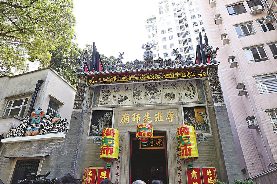 ●魯班先師廟有罕見的梯級形山牆，屋脊上則有石灣陶塑。 