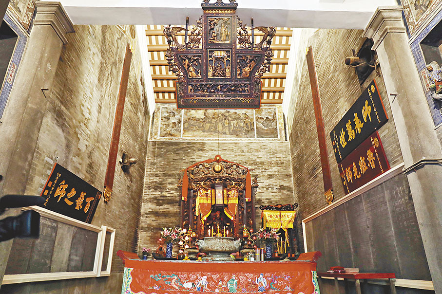 ●廟內供奉魯班的神壇和木雕彩門。