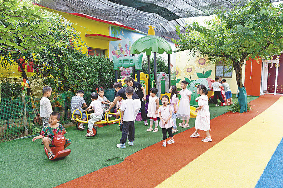 ●課間休息時間，幼兒園的孩子們在院子裏玩遊戲。  香港文匯報記者胡臥龍  攝