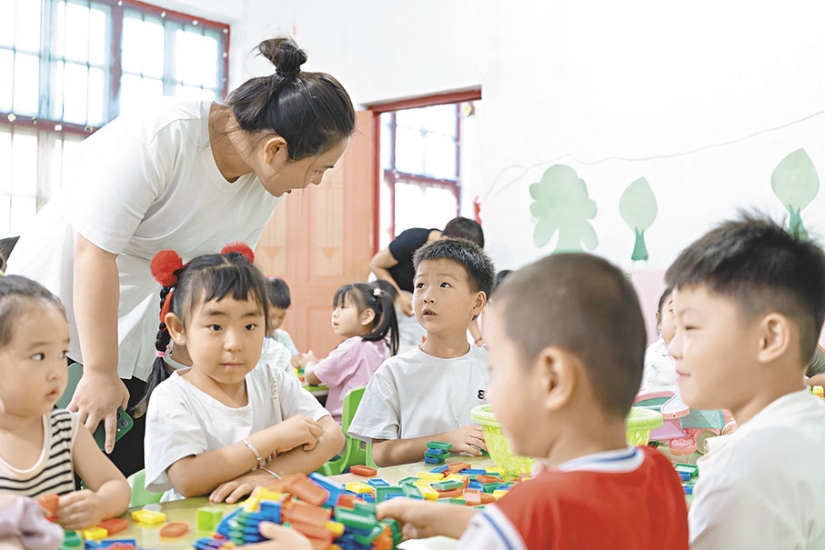 ●張慧與幼兒園小朋友交流。 香港文匯報記者胡臥龍  攝