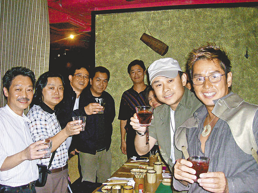 ●譚詠麟（右一）於2004年盡地主之誼在香港款待刀郎。 資料圖片
