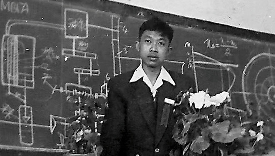 ●陳清泉於1937年在印尼出生，16歲便回到祖國學習深造，以期為祖國建設出力。