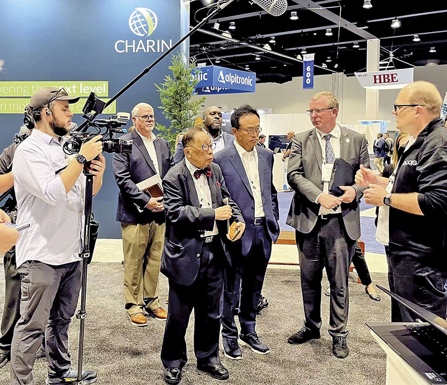 ●2023年6月，陳清泉在美國加州州府薩克拉門托舉行的第36屆世界電動車大會開幕展巡館時與外國專家深入交流。