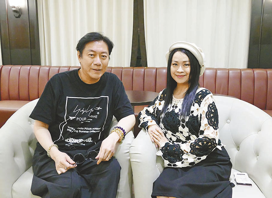 ●陳培甡與鄧有銀接受訪問。