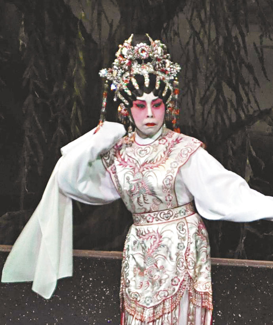 ●南鳳很關愛後輩，今次協力與陳培甡合演《煙雨重溫驛館情》。