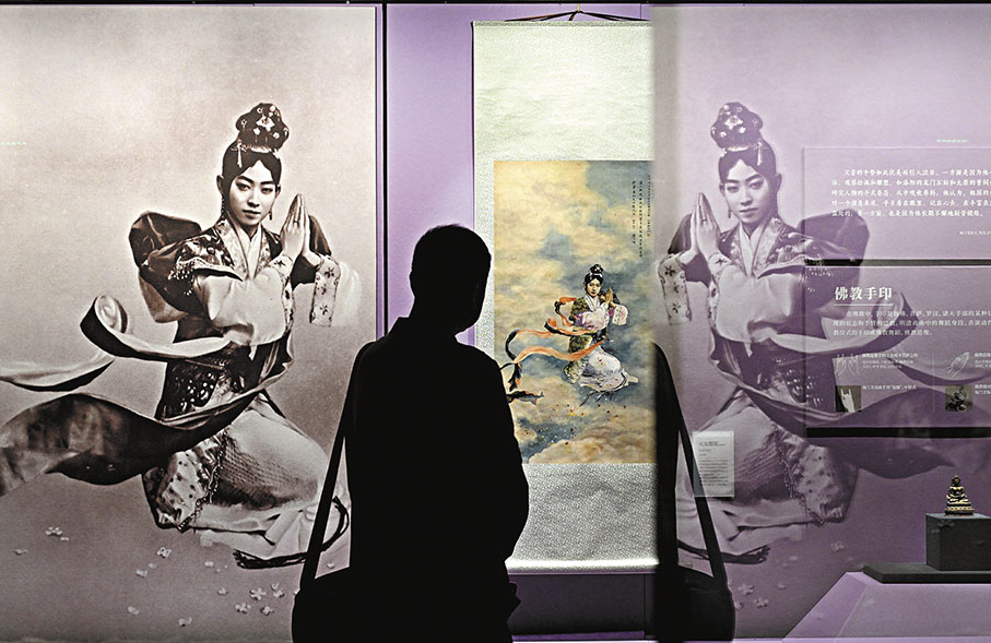 ●觀眾參觀梅蘭芳在京劇《天女散花》中的劇照（左）和徐悲鴻畫作《天女散花》（複製品）。