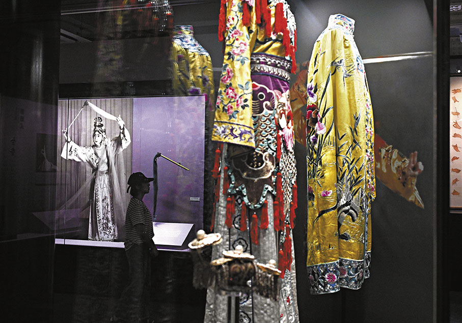 ●觀眾參觀展覽。