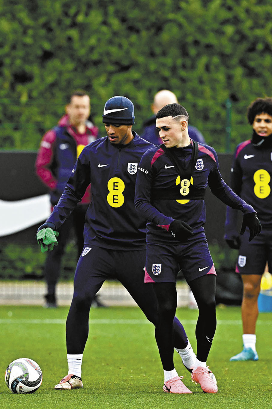 ●英格蘭中場比寧咸(左)和菲爾科頓進行賽前操練。  法新社