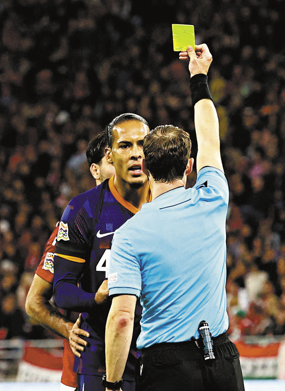 ●荷蘭後衛雲迪積克兩黃一紅離場。  路透社