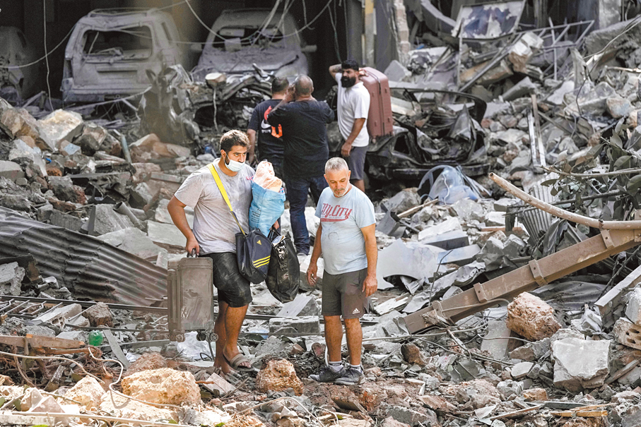 ●黎巴嫩居民從廢墟中找尋自己的物品。 美聯社