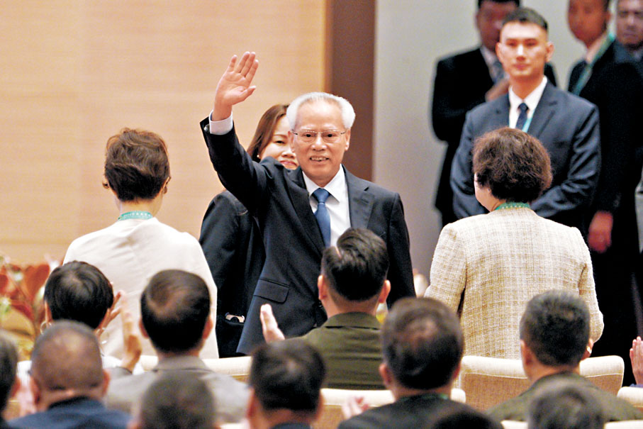 ●岑浩輝在選管會宣布選舉結果後揮手致意。大公文匯全媒體記者麥鈞傑 攝