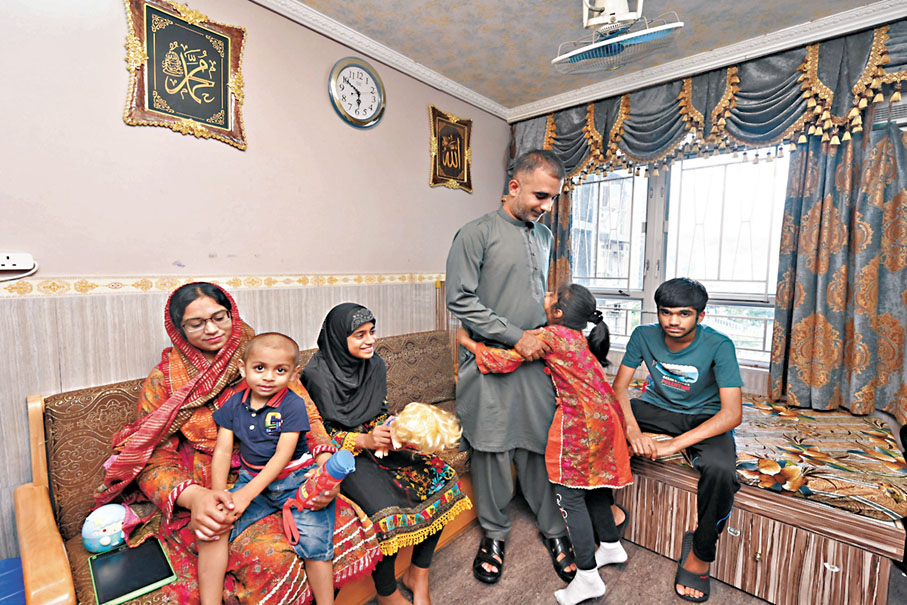 ●Mohammad Bilal （右三）感激少數族裔關愛隊協助他們解決難題。