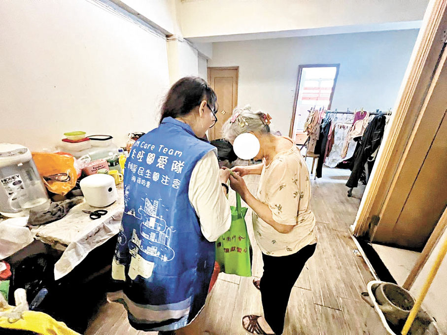 ●區議會、「三會」、關愛隊和地區管理委員會均由政府領導，令政府能有效統籌和協調，提升地區治理水平。圖為關愛隊為區內有需要家庭送上應急乾糧。資料圖片