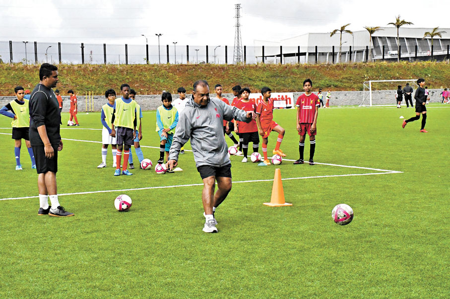 ●毛里求斯國家少年足球隊在聖皮埃爾科特多沃綜合體育中心進行日常訓練。