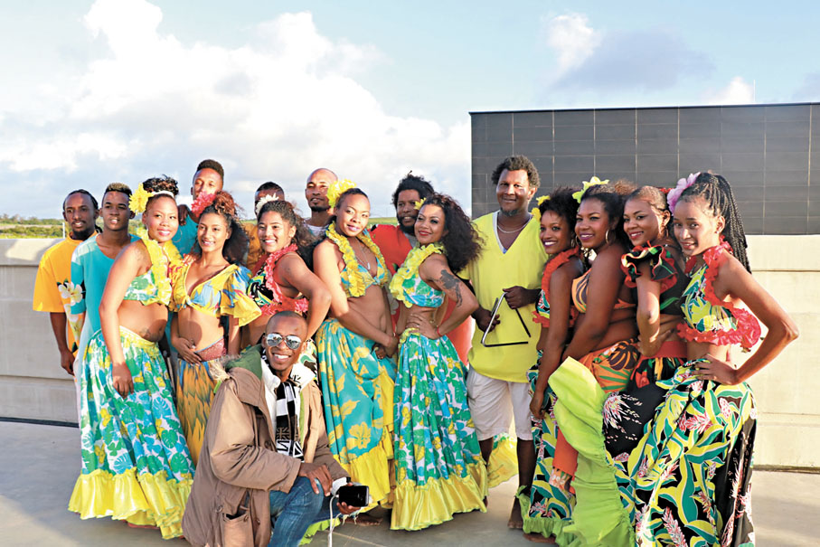 ●毛里求斯民眾穿上民族服飾慶祝綜合體育中心開館。