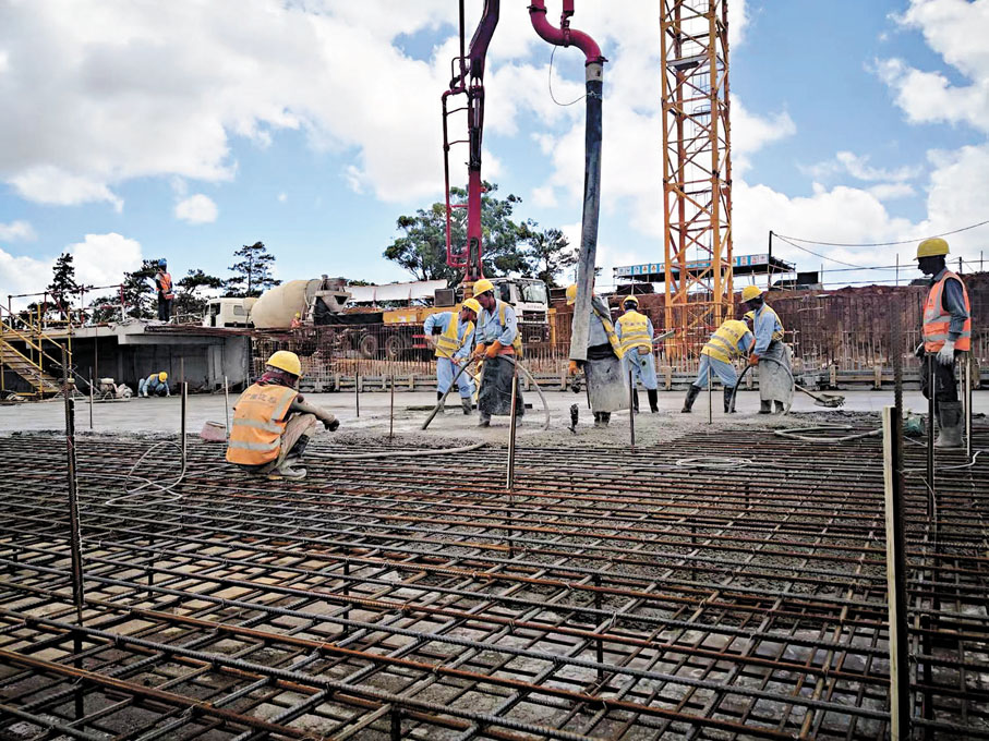 ●工人在澆築綜合體育中心的底板。