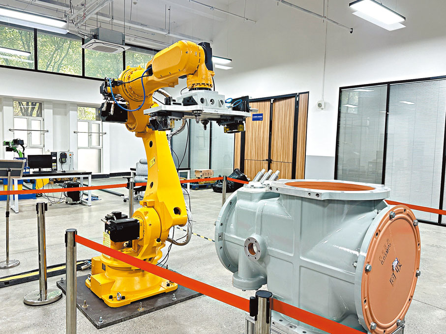 ●西安中科光電精密工程有限公司生產的智能測量機器人。