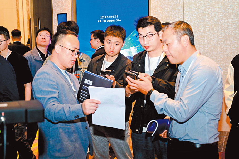 ●西安中科光電工作人員在展會上向參會者介紹公司具身智能產品。