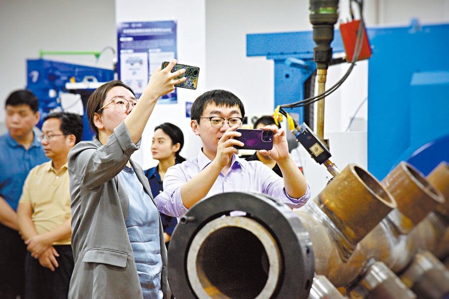 ●西安中科光電精密工程有限公司董事長吳易明，不時親自向來訪客戶介紹公司產品。 