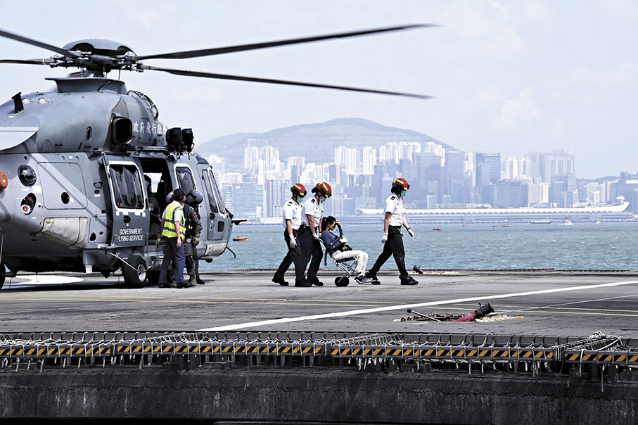 ●行山中暑不適女子由直升機送抵灣仔停機坪，再由救護車轉送醫院檢查。
