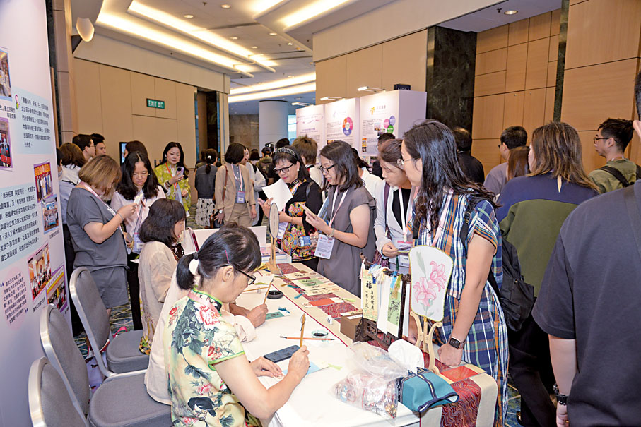 ●會場的展覽攤位展示團體在推動婦女發展和家庭教育方面的工作成果。