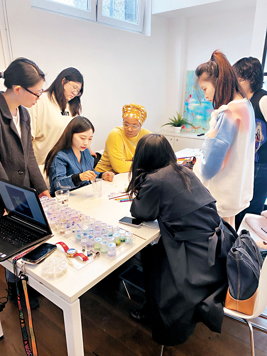 ●鄒雪雯正在向歐洲人傳授中國古老技藝。