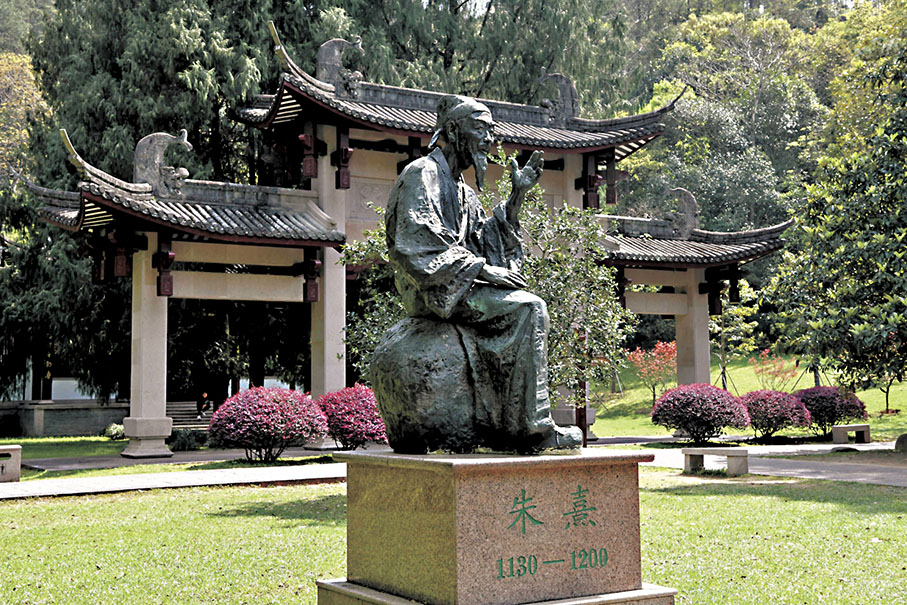 ●圖為武夷山朱熹園門口的朱熹雕塑。 資料圖片