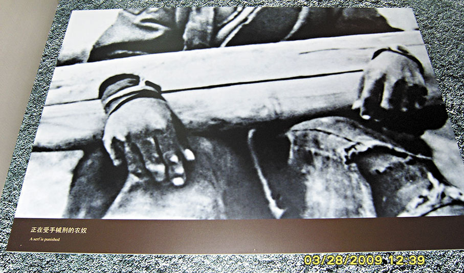 ●圖為正在受手械刑的農奴。 資料圖片