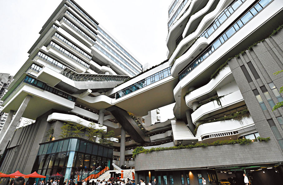 ●除八大外，自資專上院校同樣在教育樞紐政策下受惠，包括內地生在內的申請人數大增。圖為香港高等教育科技學院的柴灣校舍。 資料圖片