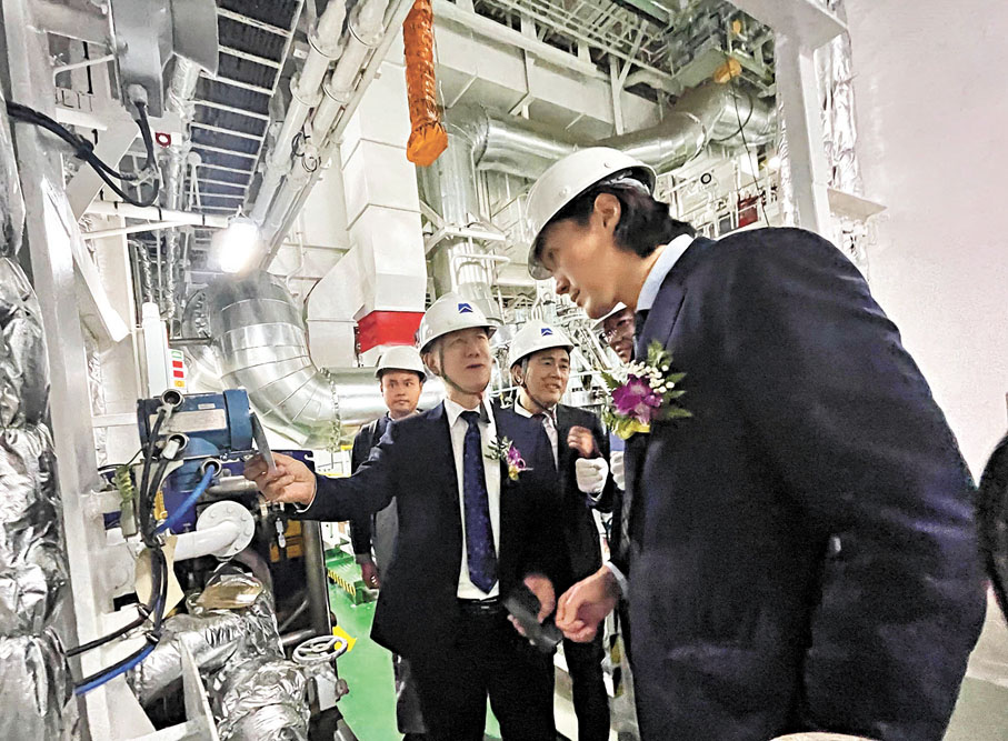 ●趙式慶與華光團隊在新船的輪機艙了解智能船系統設備。