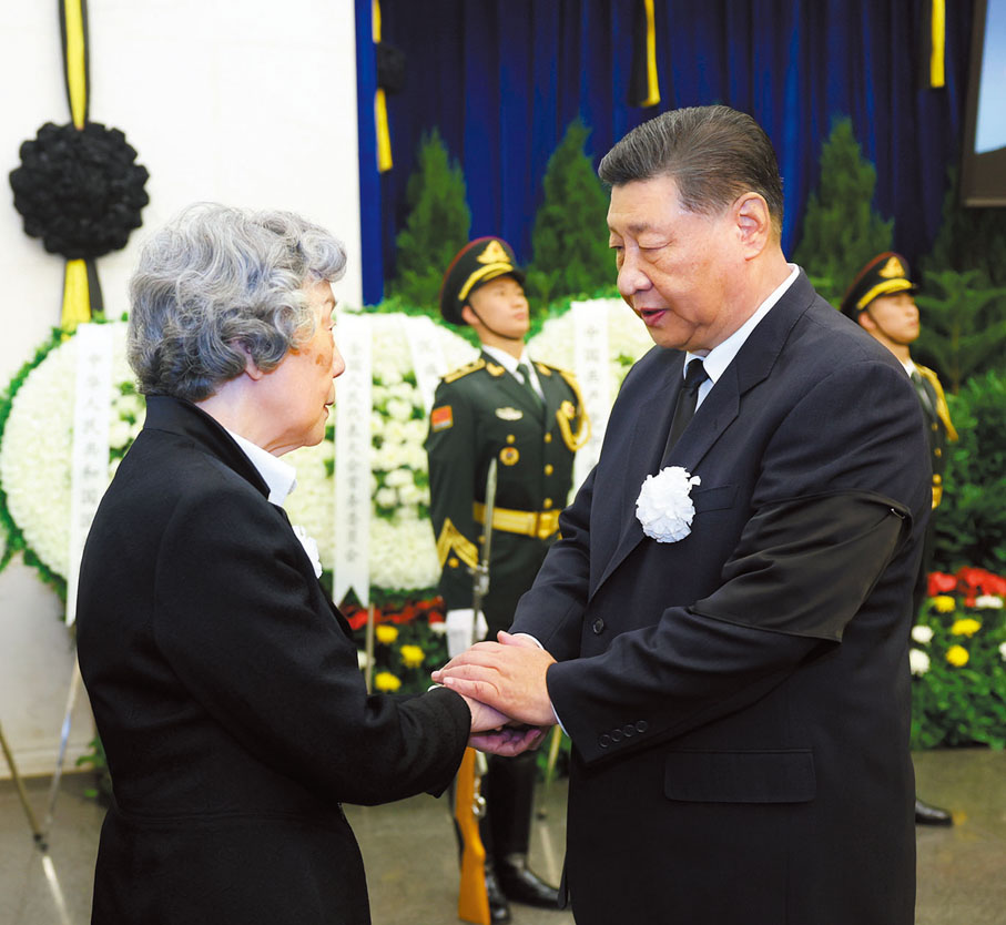 ●10月14日，吳邦國同志遺體在北京八寶山革命公墓火化。習近平、趙樂際、王滬寧、蔡奇、丁薛祥、李希、韓正等前往八寶山送別，胡錦濤送花圈表示哀悼。這是習近平與吳邦國親屬握手，表示深切慰問。 新華社