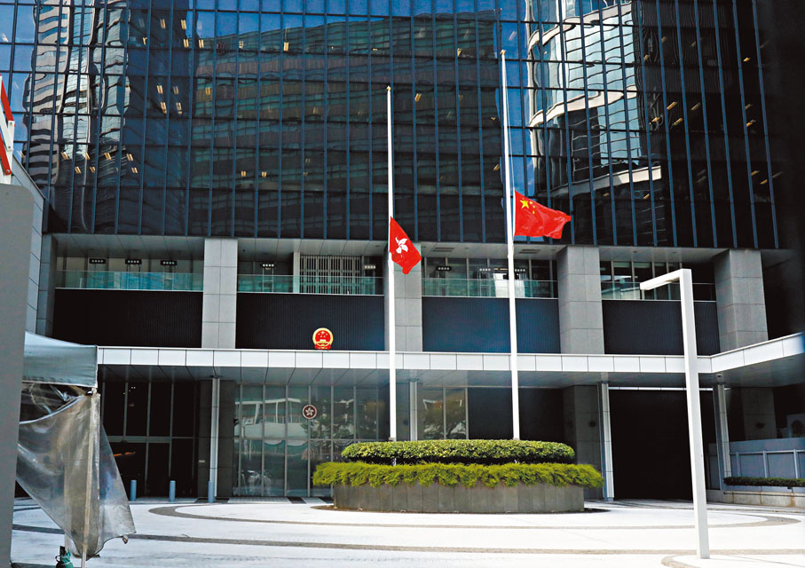 ●香港特區政府在添馬政府總部下半旗悼念吳邦國。 香港文匯報記者萬霜靈  攝