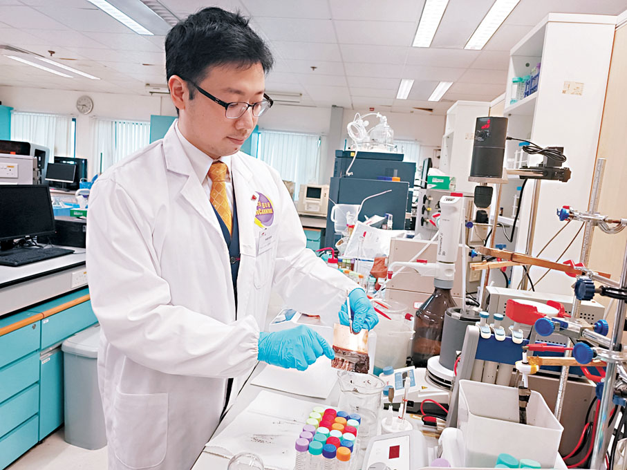 ●林鎮浩示範提取金屬。 香港文匯報記者陸雅楠  攝