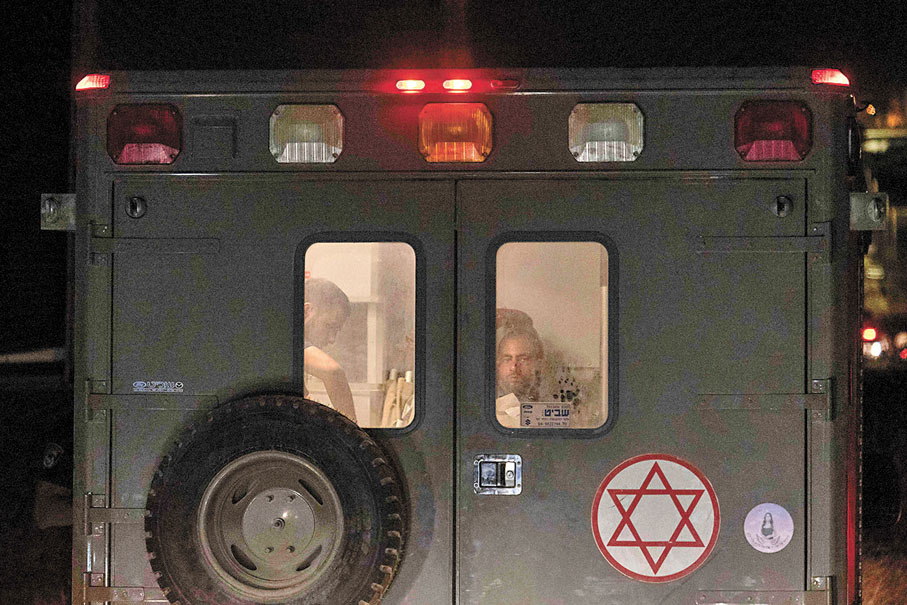 ●受傷士兵被送往醫院治理。 法新社