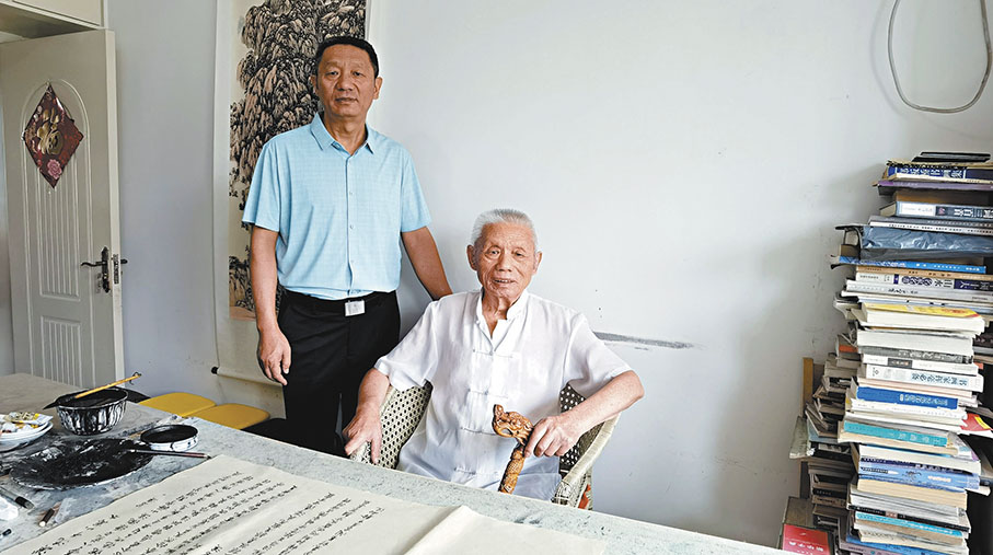 ●王健與父親王潤（右）。