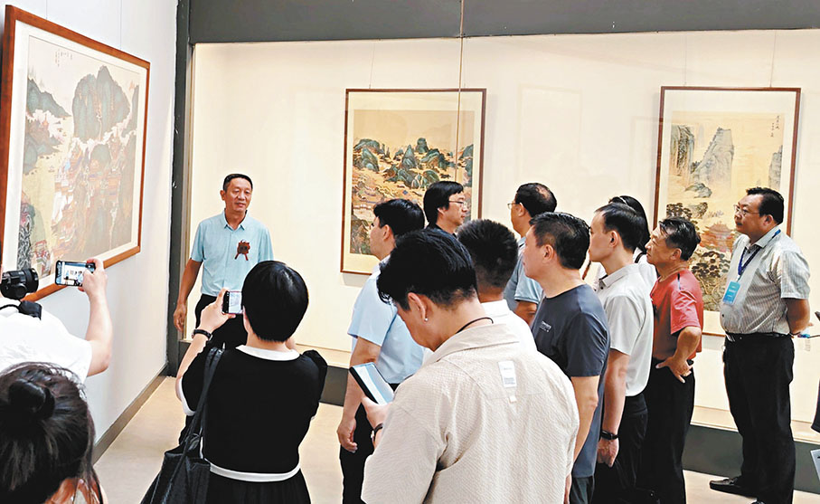 ●界畫作品展亮相河南省文化館，吸引眾多參觀者。