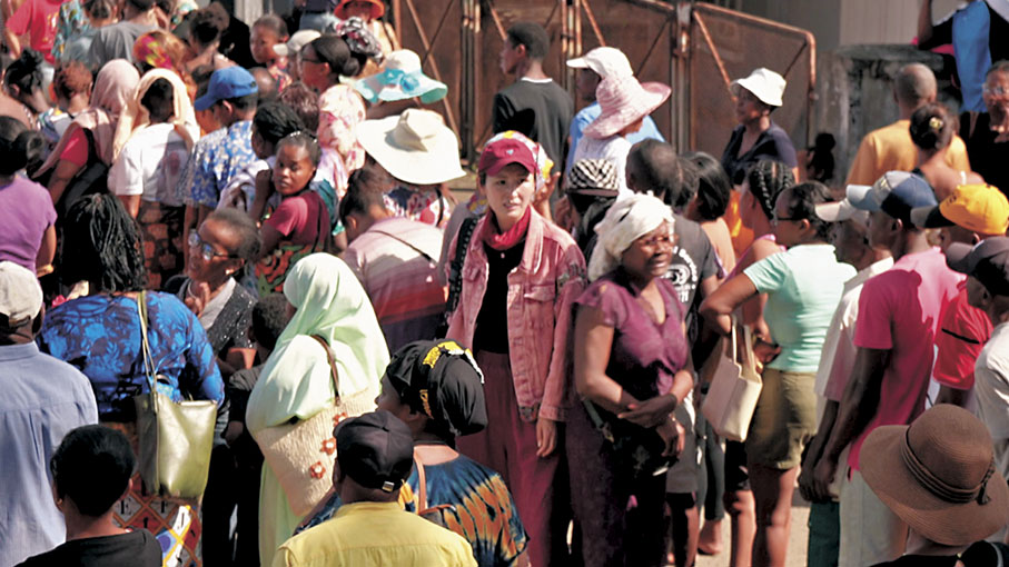 ●碼頭擠滿等看病的人。