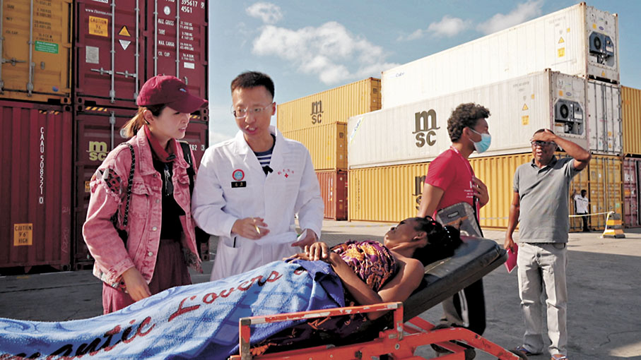 ●來自中國海軍軍醫大學的醫生為陳貝兒介紹患者病情。