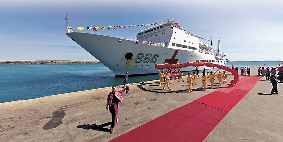 ●陳貝兒有幸迎接中國海軍「和平方舟號」。