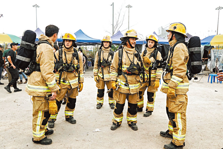 ●謝君豪與年輕演員打成一片。